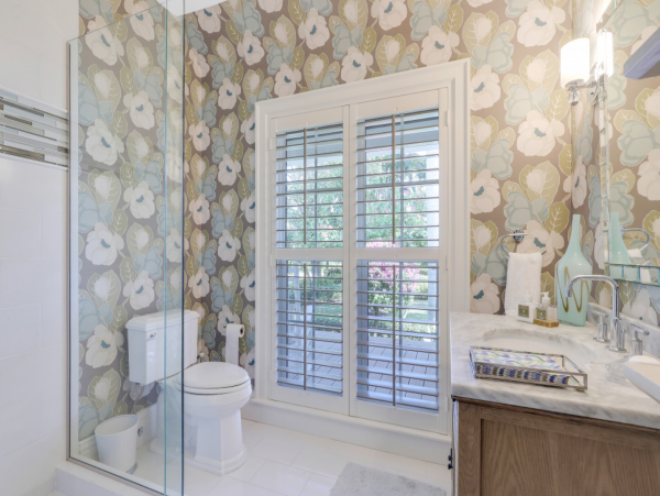Luxurious Retreat with a Pool in Olde Naples, Steps from the Beach